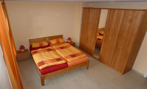 sypialnia z łóżkiem i dużym lustrem w obiekcie Ferienhaus Kugelbake w mieście Cuxhaven