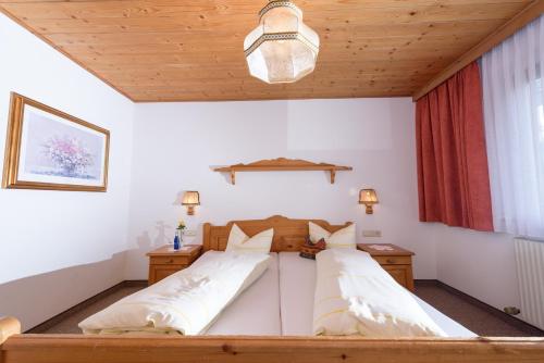 A bed or beds in a room at Hotel Gsallbach