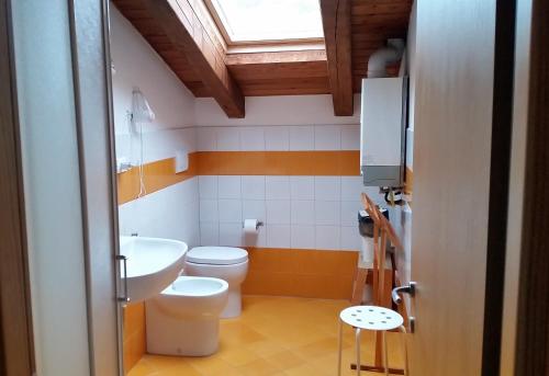 une salle de bain avec toilettes et lavabo dans l'établissement Casa Vacanze Casa Barbara, à Finale Ligure