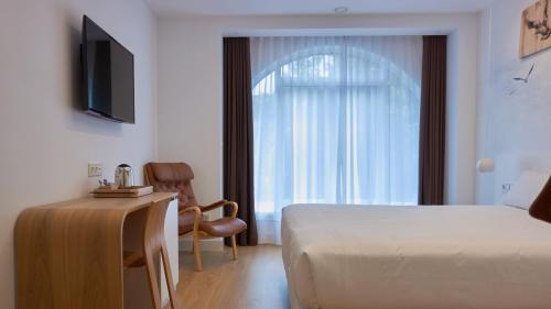 um quarto de hotel com uma cama e uma janela em Boulevart Donostia em San Sebastián