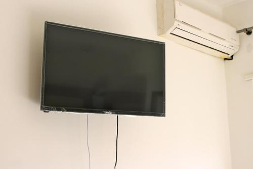 uma televisão de ecrã plano pendurada numa parede em Aurelio Commodo Apartment em Roma