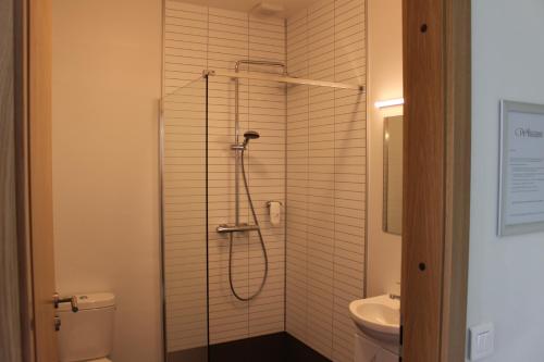 Ocean Beach Apartments tesisinde bir banyo