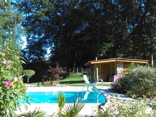 - une piscine dans un jardin avec un pavillon dans l'établissement Moulin de Saint Cricq, à Saint-Cricq-Villeneuve