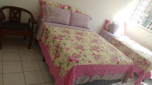 a bedroom with a bed with a pink comforter at Kitinet Brasília in Brasilia