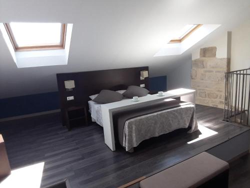A bed or beds in a room at Apartamentos Sol de Mayo