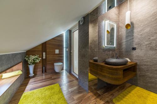 ein Bad mit einem hölzernen Waschbecken im Zimmer in der Unterkunft La Vela Luxury in Trogir