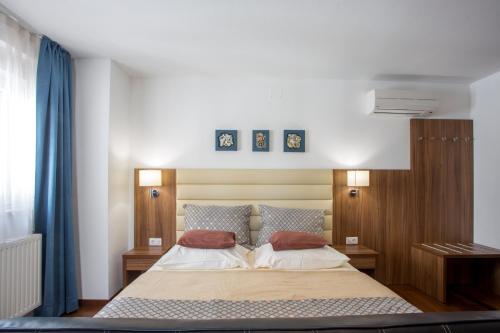 ein Schlafzimmer mit einem Bett mit zwei Kissen darauf in der Unterkunft Residence Villa Karda in Poreč