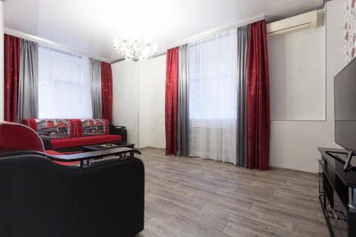 アストラハンにあるApartments Lux pl.Lenina 8のリビングルーム(ソファ、赤いカーテン付)