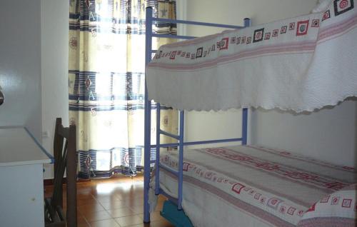 バルバテにあるApartamento El Faro Barbateのベッドルーム1室(二段ベッド2台、窓付)が備わります。