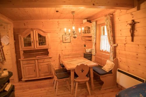 ein Esszimmer in einem Blockhaus mit einem Tisch und Stühlen in der Unterkunft Ferienhaus Krassnig in Turracher Hohe