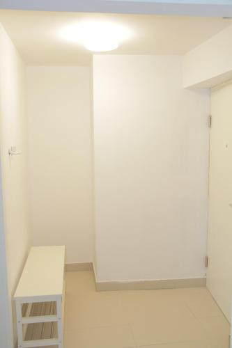 a room with a white wall and a white bench at Hauptbahnhof S2 in Vienna