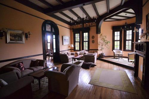 A seating area at Villa Art Hotel Boutique