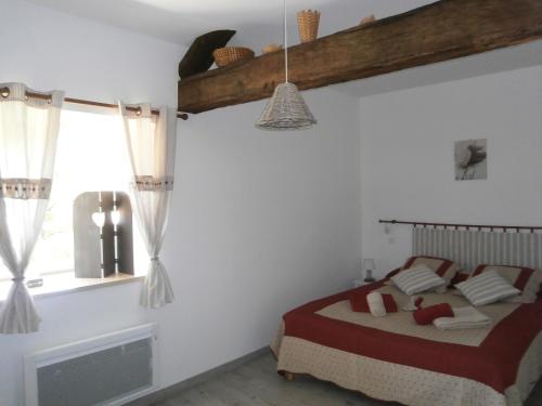 1 dormitorio con cama y ventana en la chomiarde, en Saint-Médard-de-Presque