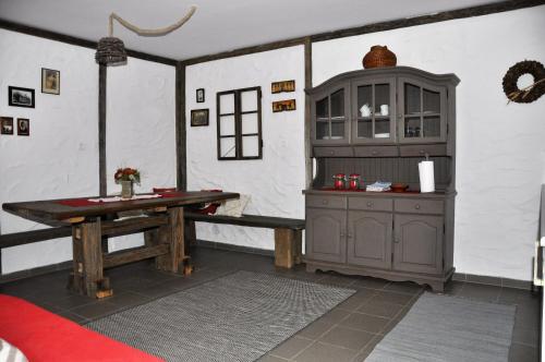 una stanza con tavolo, mobile e tavolo di Apartma Romana a Spodnji Otok