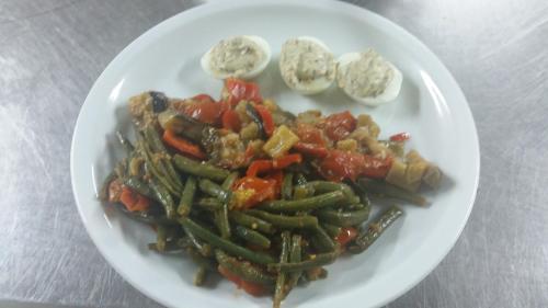 a white plate of food with green beans and vegetables at Agriturismo Vignavecchia in Vignacastrisi