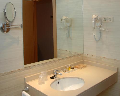 a bathroom with a sink and a mirror at Hotel HC Sigüenza in Sigüenza