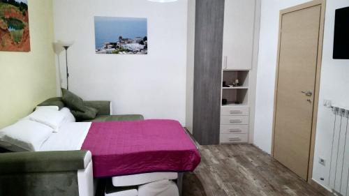 カリメーラにあるA casa di Leo – Leo’s house – Chez Léoの小さなお部屋で、ベッド1台(紫の毛布付)が備わります。