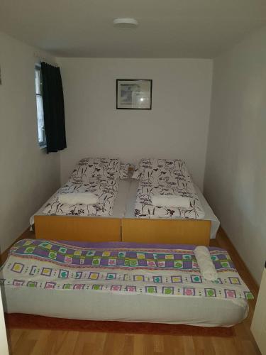 a small bedroom with a bed in a room at Feszty-fészek Vendégház in Tiszafüred
