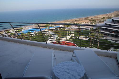 - un balcon avec vue sur l'océan sur un bateau dans l'établissement Infinity View Penthouse Apartment, à Arenales del Sol