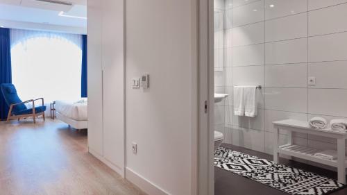 un bagno con servizi igienici e un letto in una camera. di Boulevart Donostia a San Sebastián