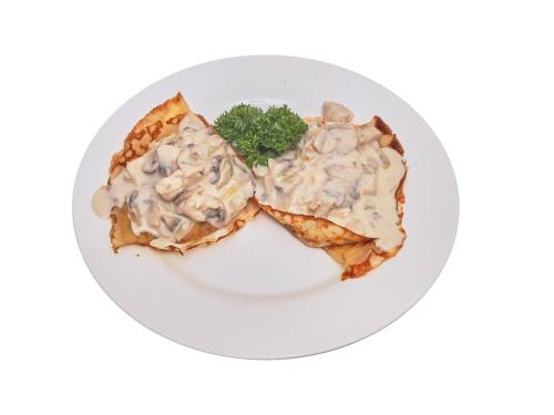 een bord met eten, champignons en peterselie erop bij Dvorik Leva in Truskavets