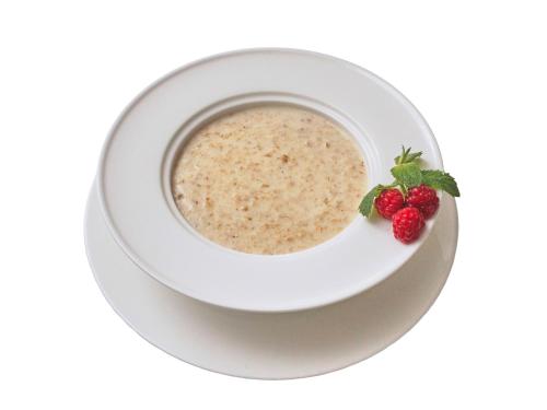 een kopje havermout met aardbeien op een bord bij Dvorik Leva in Truskavets