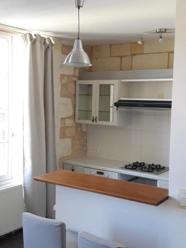 a kitchen with a counter top and a stove at Entre Estuaire et Citadelle in Blaye