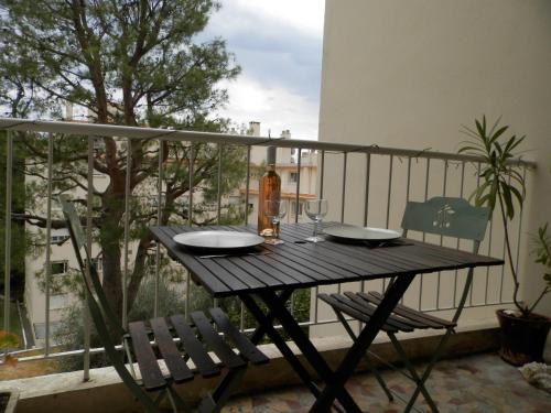 ニースにあるLes Pins . 2 p calme et terrasseの景色を望むバルコニー(テーブル、椅子付)