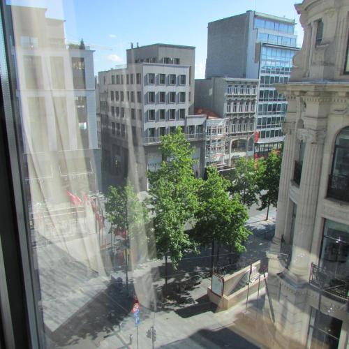 アントワープにあるHuidreal Meirの建物のある街の窓からの眺め