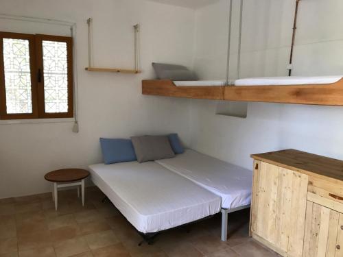 Habitación con sofá, cama y ventana en KaliVie Bio Farm & Retreat, en Moírai