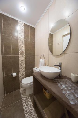 Bilik mandi di Nikodimos Garden Studios