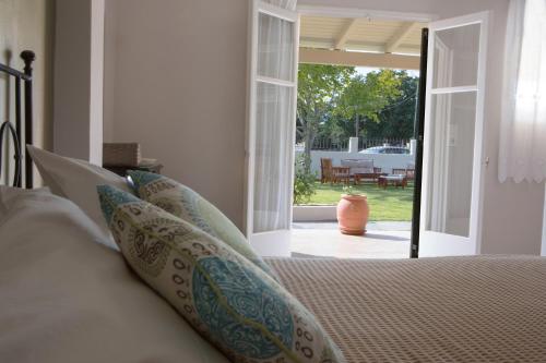 Un pat sau paturi într-o cameră la Nikodimos Garden Studios