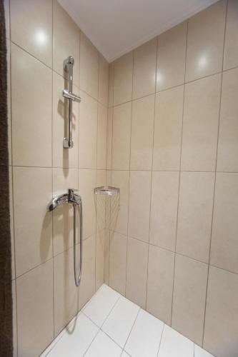 Bilik mandi di Nikodimos Garden Studios