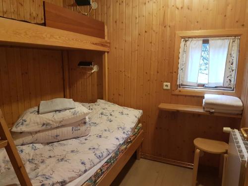 1 dormitorio con 2 literas y ventana en Ásólfsskáli Cottage en Ásólfsskáli