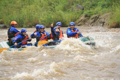 a group of people rafting on a river at Lodge Romulus in Rusutsu