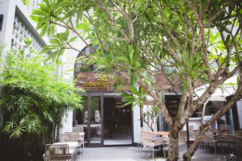 Vườn quanh Sen Boutique Hotel
