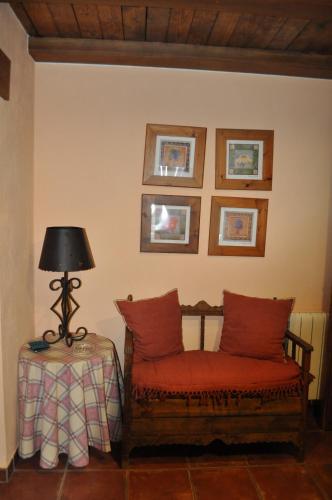 a room with a couch and a lamp on a table at Apartamentos Rurales Peralta in Segura de la Sierra