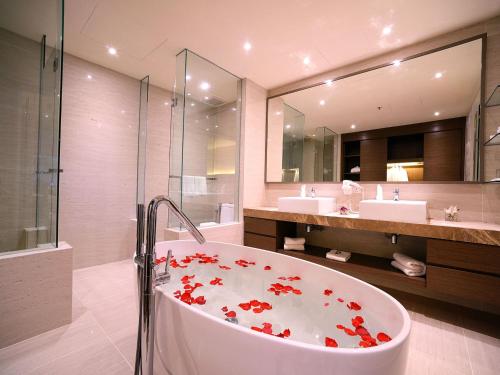 Salle de bains dans l'établissement Bella Vista Waterfront Resort, Kuah Langkawi