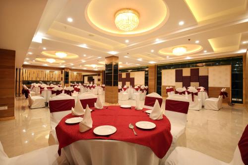 Un restaurant sau alt loc unde se poate mânca la Mint Hotel Premia Chandigarh, Zirakpur