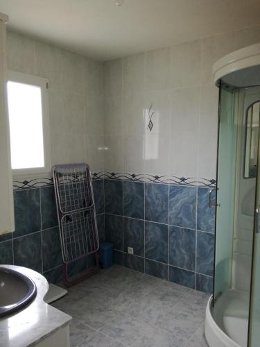 une salle de bain avec douche et lavabo dans l'établissement Maison Matha, à La Cotinière