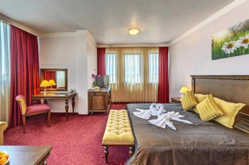 Un pat sau paturi într-o cameră la Hotel Chiirite