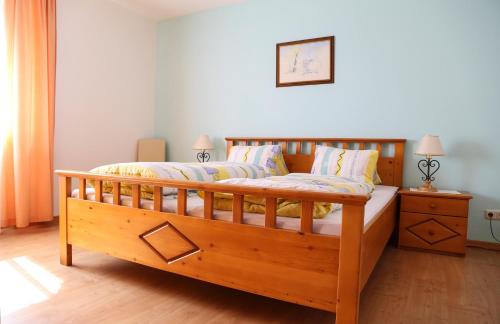1 dormitorio con 1 cama de madera y 2 lámparas en Haus Oberhaslach, en Abtenau