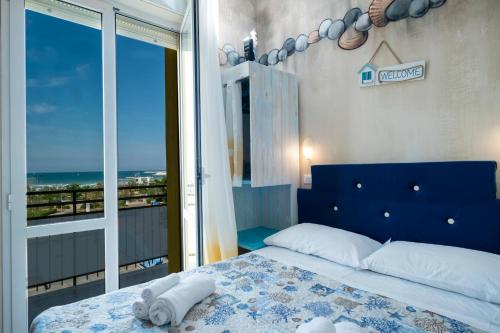 una camera con letto e vista sull'oceano di Hotel Crosal a Rimini