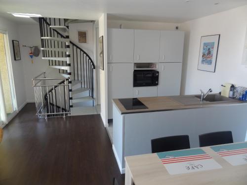 une cuisine avec un escalier et une table dans l'établissement Le 8 à Sète, à Sète
