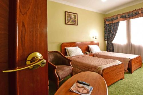 Postel nebo postele na pokoji v ubytování Grand Imperial Hotel