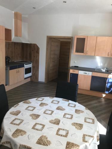 a room with a table and a kitchen at Ferienwohnung Zeitler in Treuen