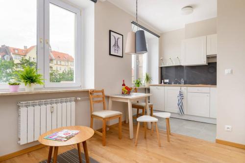 A kitchen or kitchenette at Plac Wielkopolski Apartment