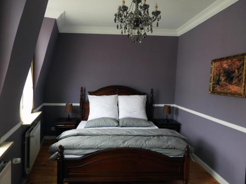 מיטה או מיטות בחדר ב-Hotel Villa Schneverdingen