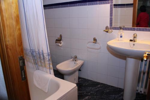 a bathroom with a toilet and a sink at Casa Vixide in Lalín