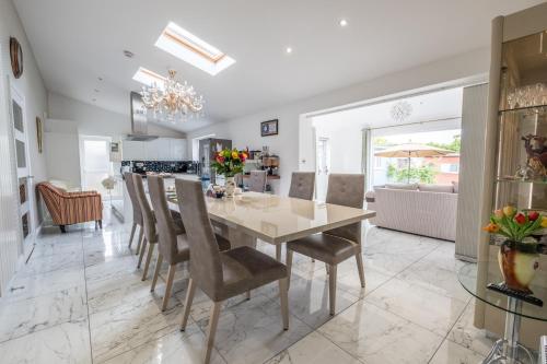 a kitchen and dining room with a table and chairs at Katolondonhaus in Mitcham